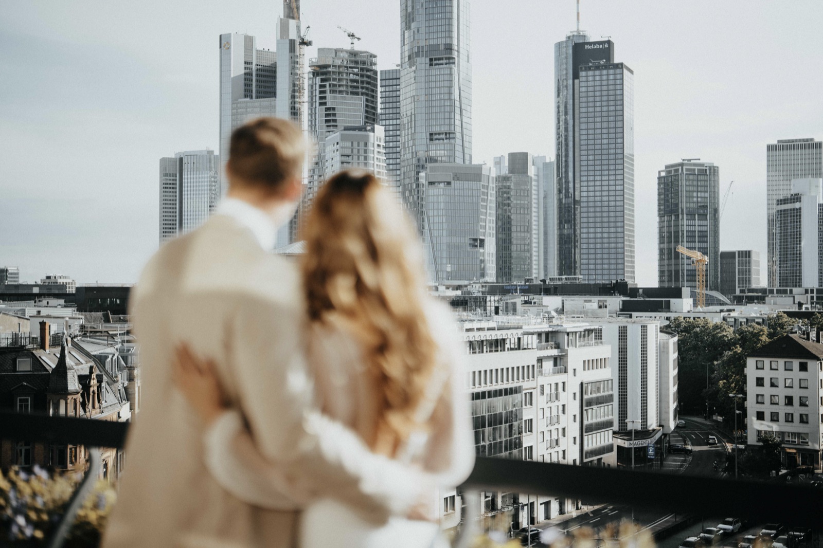 Brautpaar mit Blick auf Frankfurt Skyline - Hochzeitsfotografie Frankfurt